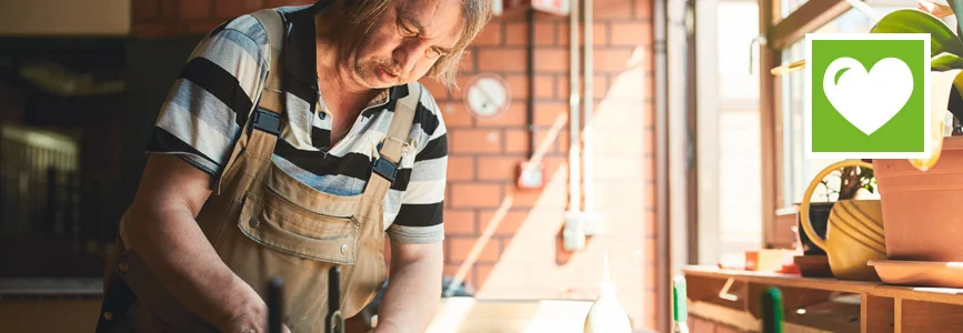 Person bearbeitet Holz